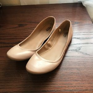 Nude/pink flats
